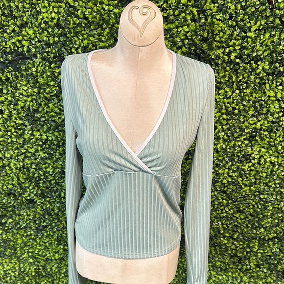 Green Striped Women's Top Size Large - Picture 1 of 12